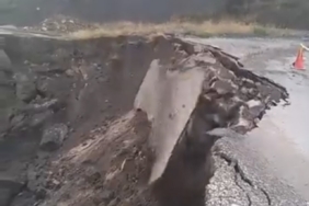 TOKAT'TA SAĞANAK SONRASI KÖY YOLU ÇÖKTÜ, ÇÖKME ANI KAMERADA