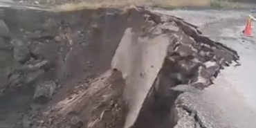TOKAT'TA SAĞANAK SONRASI KÖY YOLU ÇÖKTÜ, ÇÖKME ANI KAMERADA
