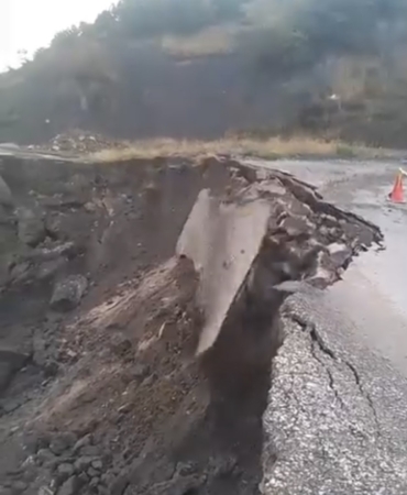 TOKAT'TA SAĞANAK SONRASI KÖY YOLU ÇÖKTÜ, ÇÖKME ANI KAMERADA