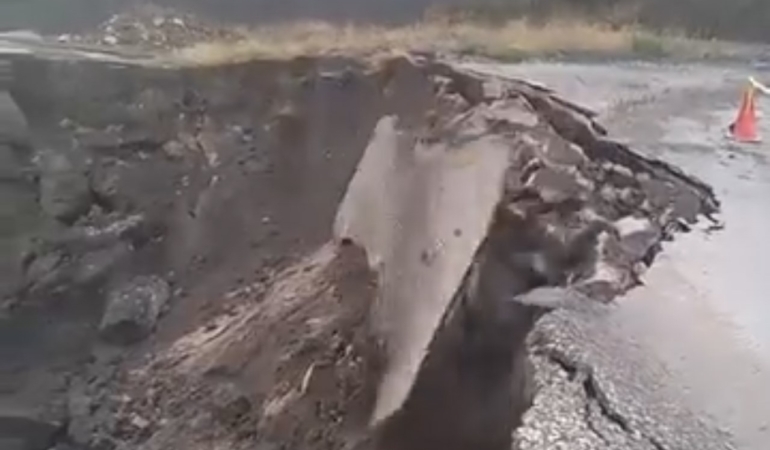 TOKAT'TA SAĞANAK SONRASI KÖY YOLU ÇÖKTÜ, ÇÖKME ANI KAMERADA