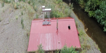 TOPRAĞA GÖMÜLEN EVİN SADECE ÇATISI GÖZÜKÜYOR: GÖRENLER HAYRETE DÜŞÜYOR