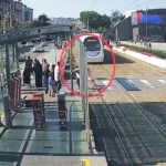TRAMVAYIN ÖNÜNE KOŞAN 5 YAŞINDAKİ ÇOCUĞU KURTARAN GÜVENLİK GÖREVLİSİ KONUŞTU: "KENDİ KIZIM GÖZÜMÜN ÖNÜNE GELDİ"