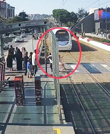 TRAMVAYIN ÖNÜNE KOŞAN 5 YAŞINDAKİ ÇOCUĞU KURTARAN GÜVENLİK GÖREVLİSİ KONUŞTU: "KENDİ KIZIM GÖZÜMÜN ÖNÜNE GELDİ"