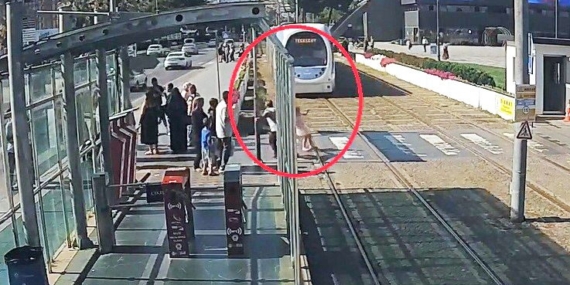 TRAMVAYIN ÖNÜNE KOŞAN 5 YAŞINDAKİ ÇOCUĞU KURTARAN GÜVENLİK GÖREVLİSİ KONUŞTU: "KENDİ KIZIM GÖZÜMÜN ÖNÜNE GELDİ"