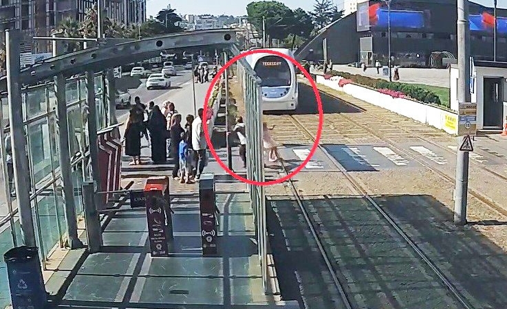 TRAMVAYIN ÖNÜNE KOŞAN 5 YAŞINDAKİ ÇOCUĞU KURTARAN GÜVENLİK GÖREVLİSİ KONUŞTU: "KENDİ KIZIM GÖZÜMÜN ÖNÜNE GELDİ"
