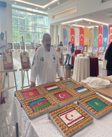 TÜRK BAKLAVASINI 'BAKLAVAKİ' İSMİNDEN KURTARMAK İÇİN DÜNYANIN EN BÜYÜK BAKLAVASINI YAPTI DÜNYANIN EN BÜYÜK BAKLAVASINI YAPTI, GUİNNESS DÜNYA REKORLARI'NA GİRDİ