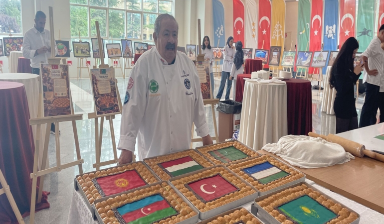 TÜRK BAKLAVASINI 'BAKLAVAKİ' İSMİNDEN KURTARMAK İÇİN DÜNYANIN EN BÜYÜK BAKLAVASINI YAPTI DÜNYANIN EN BÜYÜK BAKLAVASINI YAPTI, GUİNNESS DÜNYA REKORLARI'NA GİRDİ