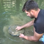 TÜRKİYE'DE ALTIN ÇOK ARAYAN YOK...DERELERDE HER GÜN 5 GRAM ALTIN ÇIKARIYORLAR ALTIN AVCISI TÜRKİYE'NİN DERELERİNDEN HER GÜN 5 GRAM ALTIN ÇIKARIYOR ALTIN ARARKEN KULLANDIĞI MAKİNEYİ GELİŞTİRDİ, ŞİMDİ DÜNYAYA İHRAÇ EDİYOR MESLEĞİNİ BIRAKIP ALTIN ARAMAYA YÖNELDİ: DÜNYAYI GEZİYOR, GÜNDE 5 GRAM ALTIN ÇIKARIYOR