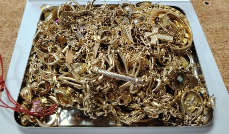 TÜRKİYE'YE SOKULMAK İSTENEN 708 GRAM KAÇAK ALTIN KOMŞUYA TAKILDI