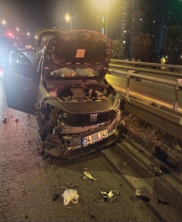ÜMRANİYE'DE ZİNCİRLEME KAZA: 3 YARALI