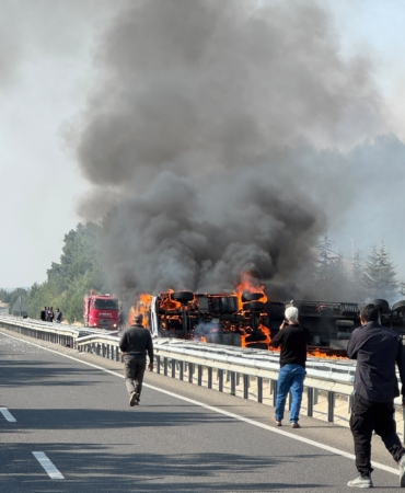 UŞAK'TA BARİYERE ÇARPAN ALKOL YÜKLÜ TIR ALEV ALDI