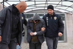 ÜVEY BABASINI BIÇAKLAYARAK ÖLDÜREN SANIK HAKİM KARŞISINDA HARUN ÖZBEK: "BENİ ÖLDÜRECEĞİNİ, ANNEME ZARAR VERECEĞİNİ DÜŞÜNDÜM" ANNE SERAP BOZKURT: "OĞLUM BENİ KORUMAK İÇİN ARAYA GİRDİ"