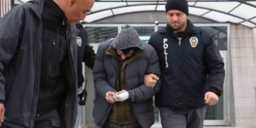 ÜVEY BABASINI BIÇAKLAYARAK ÖLDÜREN SANIK HAKİM KARŞISINDA HARUN ÖZBEK: "BENİ ÖLDÜRECEĞİNİ, ANNEME ZARAR VERECEĞİNİ DÜŞÜNDÜM" ANNE SERAP BOZKURT: "OĞLUM BENİ KORUMAK İÇİN ARAYA GİRDİ"