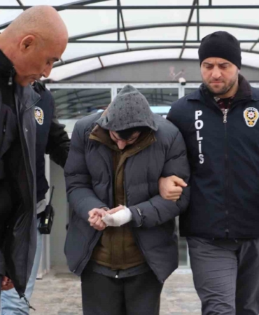 ÜVEY BABASINI BIÇAKLAYARAK ÖLDÜREN SANIK HAKİM KARŞISINDA HARUN ÖZBEK: "BENİ ÖLDÜRECEĞİNİ, ANNEME ZARAR VERECEĞİNİ DÜŞÜNDÜM" ANNE SERAP BOZKURT: "OĞLUM BENİ KORUMAK İÇİN ARAYA GİRDİ"
