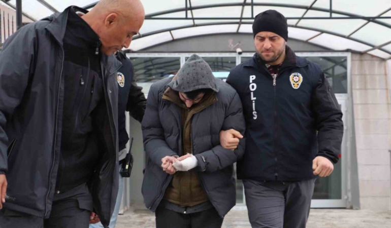 ÜVEY BABASINI BIÇAKLAYARAK ÖLDÜREN SANIK HAKİM KARŞISINDA HARUN ÖZBEK: "BENİ ÖLDÜRECEĞİNİ, ANNEME ZARAR VERECEĞİNİ DÜŞÜNDÜM" ANNE SERAP BOZKURT: "OĞLUM BENİ KORUMAK İÇİN ARAYA GİRDİ"