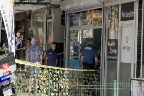 UZAKLAŞTIRMA KARARI BULUNAN KOCA DEHŞET SAÇTI: 2 ÖLÜ MERSİN'İN TARSUS İLÇESİNDE HAKKINDA UZAKLAŞTIRMA KARARI BULUNAN KOCA, ÖNCE KONUŞMAK İÇİN GİTTİĞİ İŞ YERİNDE EŞİNİ TABANCA İLE VURARAK ÖLDÜRDÜ, ARDINDAN AYNI SİLAHLA KENDİ HAYATINA SON VERDİ