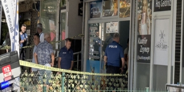 UZAKLAŞTIRMA KARARI BULUNAN KOCA DEHŞET SAÇTI: 2 ÖLÜ MERSİN'İN TARSUS İLÇESİNDE HAKKINDA UZAKLAŞTIRMA KARARI BULUNAN KOCA, ÖNCE KONUŞMAK İÇİN GİTTİĞİ İŞ YERİNDE EŞİNİ TABANCA İLE VURARAK ÖLDÜRDÜ, ARDINDAN AYNI SİLAHLA KENDİ HAYATINA SON VERDİ