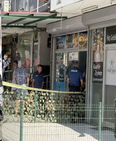 UZAKLAŞTIRMA KARARI BULUNAN KOCA DEHŞET SAÇTI: 2 ÖLÜ MERSİN'İN TARSUS İLÇESİNDE HAKKINDA UZAKLAŞTIRMA KARARI BULUNAN KOCA, ÖNCE KONUŞMAK İÇİN GİTTİĞİ İŞ YERİNDE EŞİNİ TABANCA İLE VURARAK ÖLDÜRDÜ, ARDINDAN AYNI SİLAHLA KENDİ HAYATINA SON VERDİ
