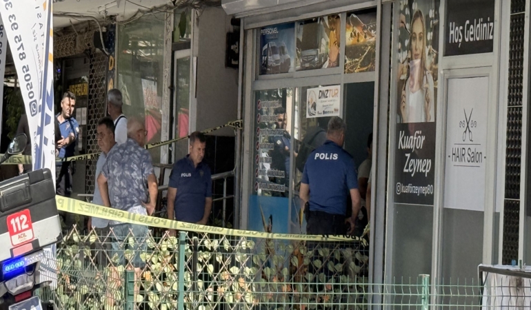 UZAKLAŞTIRMA KARARI BULUNAN KOCA DEHŞET SAÇTI: 2 ÖLÜ MERSİN'İN TARSUS İLÇESİNDE HAKKINDA UZAKLAŞTIRMA KARARI BULUNAN KOCA, ÖNCE KONUŞMAK İÇİN GİTTİĞİ İŞ YERİNDE EŞİNİ TABANCA İLE VURARAK ÖLDÜRDÜ, ARDINDAN AYNI SİLAHLA KENDİ HAYATINA SON VERDİ