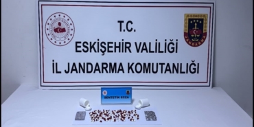ÜZERİNDE 128 ADET SENTETİK ECZA HAPI TAŞIYAN OTOBÜS YOLCUSU JANDARMAYA YAKALANDI