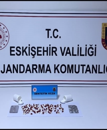 ÜZERİNDE 128 ADET SENTETİK ECZA HAPI TAŞIYAN OTOBÜS YOLCUSU JANDARMAYA YAKALANDI