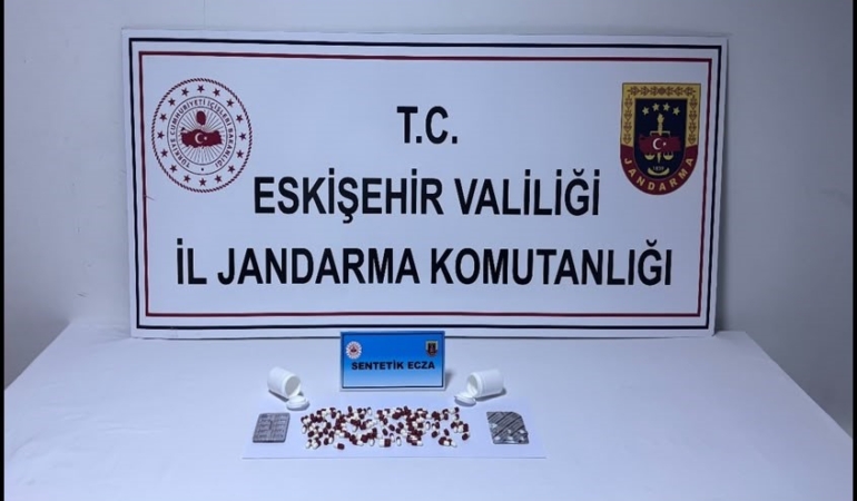 ÜZERİNDE 128 ADET SENTETİK ECZA HAPI TAŞIYAN OTOBÜS YOLCUSU JANDARMAYA YAKALANDI