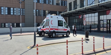 VAGON ÜZERİNDEKİ YÜKSEK GERİLİM HATTINA TEMAS EDEN 12 YAŞINDAKİ ARDA'DA DA YÜZDE 70 YANIK OLUŞTU TREN İSTASYONUNDA AKIMA KAPILAN BABA İLE OĞLUNUN TEDAVİSİ SÜRÜYOR YARIN AMELİYATA ALINACAK ÇOCUĞUN HAYATİ TEHLİKESİ SÜRERKEN, BABANIN DA TEDAVİSİ DEVAM EDİYOR