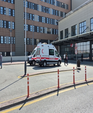 VAGON ÜZERİNDEKİ YÜKSEK GERİLİM HATTINA TEMAS EDEN 12 YAŞINDAKİ ARDA'DA DA YÜZDE 70 YANIK OLUŞTU TREN İSTASYONUNDA AKIMA KAPILAN BABA İLE OĞLUNUN TEDAVİSİ SÜRÜYOR YARIN AMELİYATA ALINACAK ÇOCUĞUN HAYATİ TEHLİKESİ SÜRERKEN, BABANIN DA TEDAVİSİ DEVAM EDİYOR