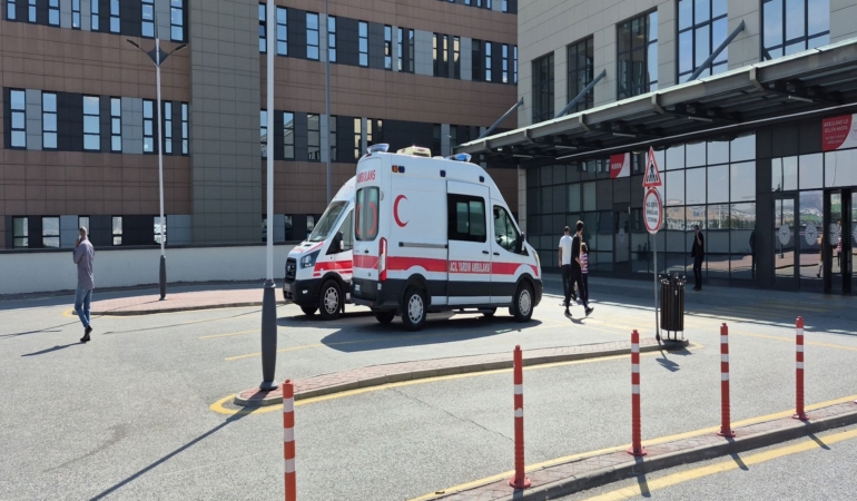 VAGON ÜZERİNDEKİ YÜKSEK GERİLİM HATTINA TEMAS EDEN 12 YAŞINDAKİ ARDA'DA DA YÜZDE 70 YANIK OLUŞTU TREN İSTASYONUNDA AKIMA KAPILAN BABA İLE OĞLUNUN TEDAVİSİ SÜRÜYOR YARIN AMELİYATA ALINACAK ÇOCUĞUN HAYATİ TEHLİKESİ SÜRERKEN, BABANIN DA TEDAVİSİ DEVAM EDİYOR