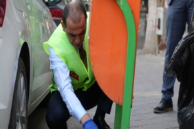 VALİ TAŞOLAR SAHAYA İNDİ: ELİNE FIRÇA VE FARAŞ ALIP ŞEHRİ TEMİZLEDİ