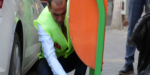 Iğdır Valisi Taşolar eline fırça ve faraş alıp temizlik çalışmasına katıldı