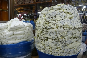 VAN'IN MEŞHUR OTLU KÜP PEYNİRİ TEZGÂHLARDAKİ YERİNİ ALMAYA BAŞLADI