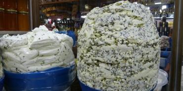 VAN'IN MEŞHUR OTLU KÜP PEYNİRİ TEZGÂHLARDAKİ YERİNİ ALMAYA BAŞLADI