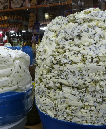 VAN'IN MEŞHUR OTLU KÜP PEYNİRİ TEZGÂHLARDAKİ YERİNİ ALMAYA BAŞLADI
