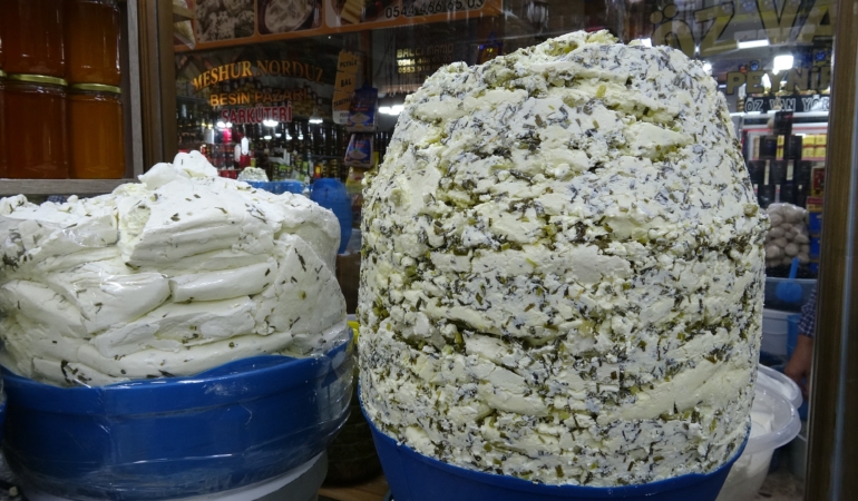 VAN'IN MEŞHUR OTLU KÜP PEYNİRİ TEZGÂHLARDAKİ YERİNİ ALMAYA BAŞLADI