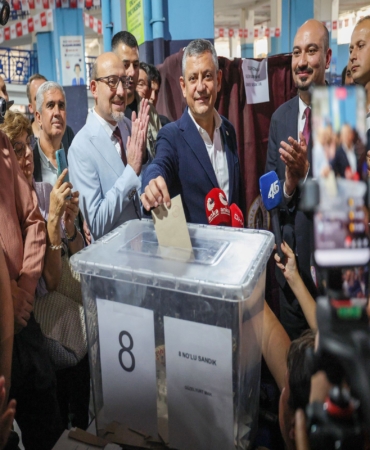 YENİ PARTİ YUNUSEMRE'DE BAŞKANLIK YARIŞI ÜYELERİN OYUNA SUNULDU