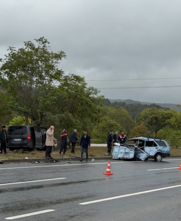 YALOVA'DA OTOMOBİL MİNİBÜSLE ÇARPIŞTI: 1 ÖLÜ
