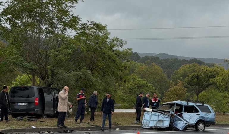 YALOVA'DA OTOMOBİL MİNİBÜSLE ÇARPIŞTI: 1 ÖLÜ
