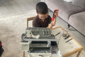YAŞITLARI OYUNCAKLARLA OYNARKEN 4 YAŞINDAKİ EYMEN ELEKTRONİK ALETLERİ SÖKÜP İNCELİYOR