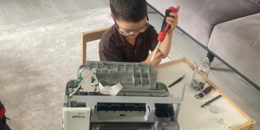 YAŞITLARI OYUNCAKLARLA OYNARKEN 4 YAŞINDAKİ EYMEN ELEKTRONİK ALETLERİ SÖKÜP İNCELİYOR