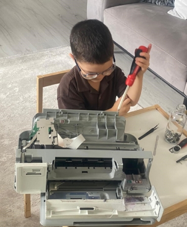YAŞITLARI OYUNCAKLARLA OYNARKEN 4 YAŞINDAKİ EYMEN ELEKTRONİK ALETLERİ SÖKÜP İNCELİYOR