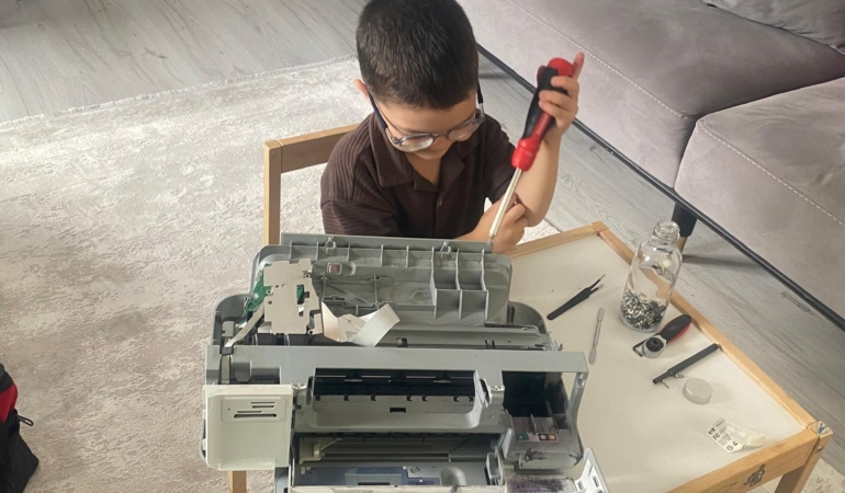 YAŞITLARI OYUNCAKLARLA OYNARKEN 4 YAŞINDAKİ EYMEN ELEKTRONİK ALETLERİ SÖKÜP İNCELİYOR