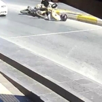 YAYAYA ÇARPMAMAK İÇİN FREN YAPINCA DEVRİLEN MOTOSİKLETTEKİ 2 KİŞİ YARALANDI MOTOSİKLETTEKİ İKİ KİŞİ YARALANDI, ÇARPTIKLARI YAYA KAZAYI YARA ALMADAN ATLATTI