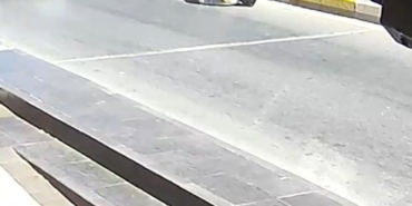 YAYAYA ÇARPMAMAK İÇİN FREN YAPINCA DEVRİLEN MOTOSİKLETTEKİ 2 KİŞİ YARALANDI MOTOSİKLETTEKİ İKİ KİŞİ YARALANDI, ÇARPTIKLARI YAYA KAZAYI YARA ALMADAN ATLATTI