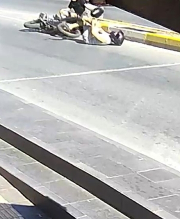 YAYAYA ÇARPMAMAK İÇİN FREN YAPINCA DEVRİLEN MOTOSİKLETTEKİ 2 KİŞİ YARALANDI MOTOSİKLETTEKİ İKİ KİŞİ YARALANDI, ÇARPTIKLARI YAYA KAZAYI YARA ALMADAN ATLATTI