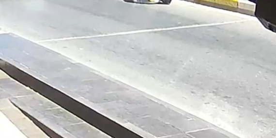 YAYAYA ÇARPMAMAK İÇİN FREN YAPINCA DEVRİLEN MOTOSİKLETTEKİ 2 KİŞİ YARALANDI MOTOSİKLETTEKİ İKİ KİŞİ YARALANDI, ÇARPTIKLARI YAYA KAZAYI YARA ALMADAN ATLATTI