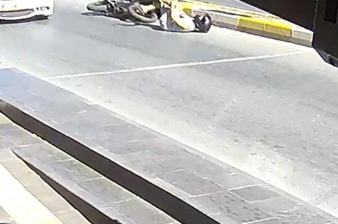 YAYAYA ÇARPMAMAK İÇİN FREN YAPINCA DEVRİLEN MOTOSİKLETTEKİ 2 KİŞİ YARALANDI MOTOSİKLETTEKİ İKİ KİŞİ YARALANDI, ÇARPTIKLARI YAYA KAZAYI YARA ALMADAN ATLATTI