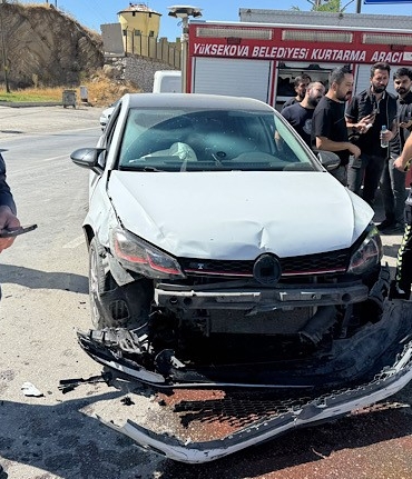 YÜKSEKOVA'DA TRAFİK KAZASI: 2 YARALI