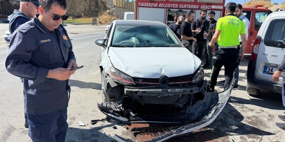 Yüksekova’da iki aracın çarpıştığı kazada 2 kişi yaralandı