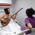 YÜZ GERME AMELİYATI OLDU, HASTANE ODASINDA SAZ ÇALDI